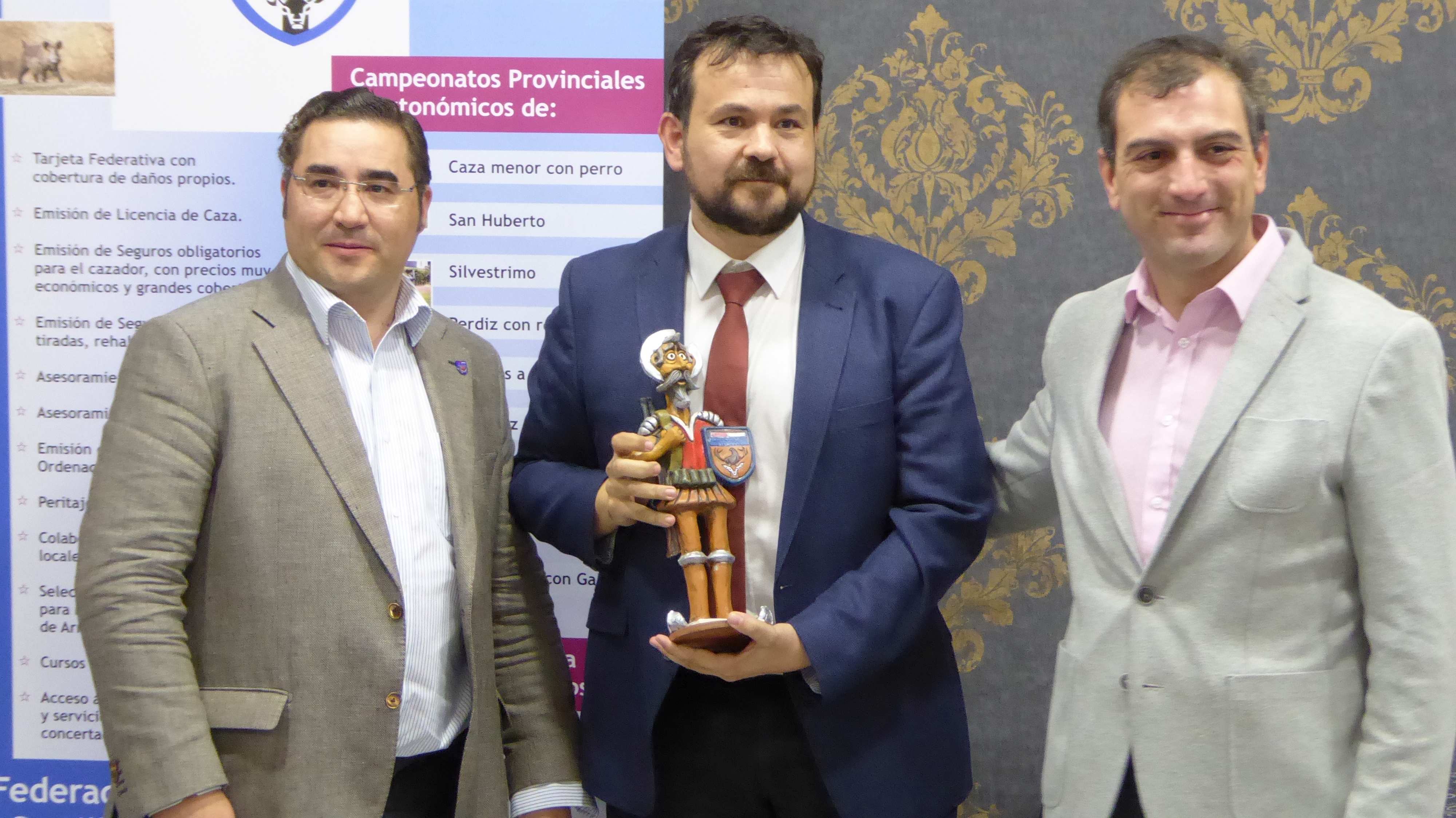 La Federación de Caza de Castilla-La Mancha premia con el ‘Quijote Cazador’ al Director General de Deportes, Juan Ramón Amores